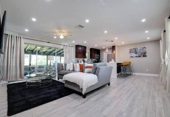 Hidden gem home w/ an exhilarating backyard view allows 18 year olds to book a room