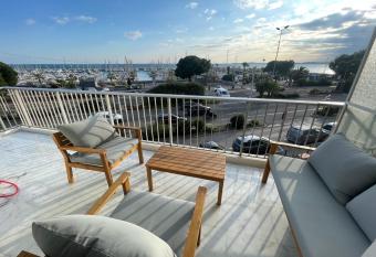 Appartement bord de mer avec piscine has Balcony rooms