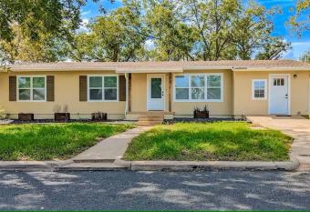 Stunning home in Fredericksburg with 3 Bedrooms allows 18 year olds to book a room