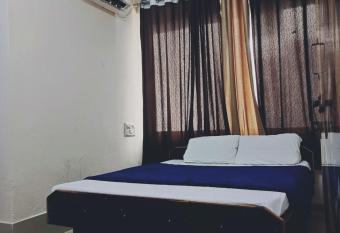 hotel som palace allows 18 year olds to book a room