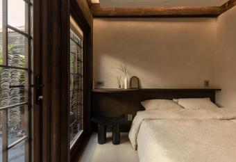 Hanok-Un by BUTLER LEE -Hanok Korean traditional house has rooms with a private hot tub