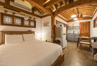 Luxury hanok with private bathtub - SN11 has rooms with a private hot tub