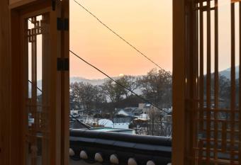 Luxury Hanok with private bathtub - GuReumJung has rooms with a private hot tub