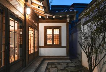 Luxury hanok with private bathtub - SW11 has rooms with a private hot tub