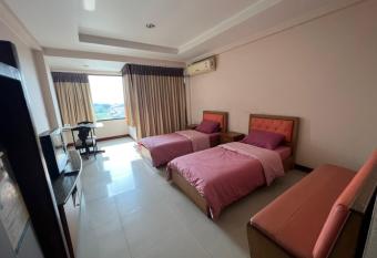 THE POPULAR PLACE has Balcony rooms