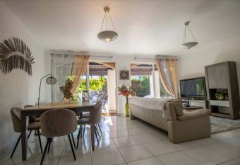 Quiet villa with garden and terrace in Fr  jus has Balcony rooms