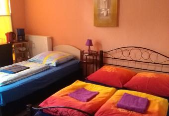 Monteurunterkunft allows 18 year olds to book a room