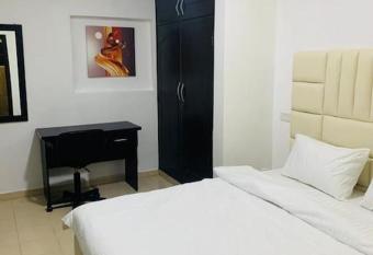 Gina studio.Lovely 1-bedroom studio serviced apartment G allows 18 year olds to book a room
