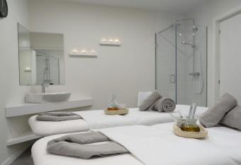 SPA Sercotel Ode  n allows 18 year olds to book a room