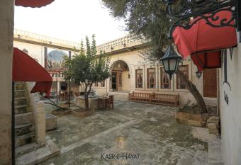 Kasr-   Hayat has Balcony rooms