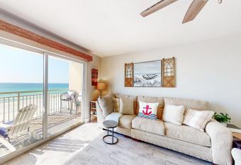 Pelican Isle Paradise has Balcony rooms