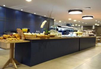 Quarto/Apartamento no Wyndham Gramado Termas Resort has rooms with a private hot tub