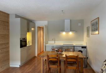 ATHOS D2-Particulier-ALPE D HUEZ-Centre Station has Balcony rooms