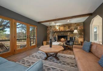 The Chalet at Alpine South has Balcony rooms