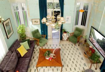 Luxury Eclectic Apartment - Haifa in Style allows 18 year olds to book a room