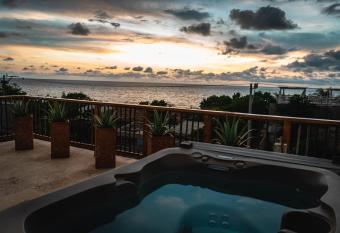 Casa Mangle, Jacuzzi + Piscina privada. 25 mts del Mar has rooms with a private hot tub