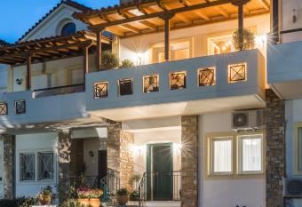 Volos luxury maisonette-Pelion view has rooms with a private hot tub