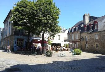 La maison bleue d Auray, hyper centre historique allows 18 year olds to book a room