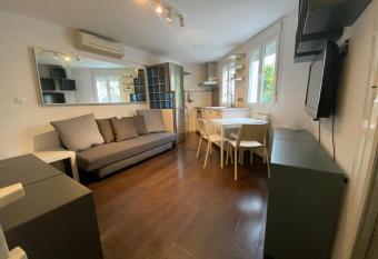 DUPLEX CON TERRAZA EN CALLE FRANCOS allows 18 year olds to book a room