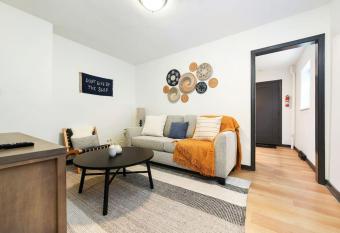 HostWise Stays - Pet Friendly Butler St Apt, Ground Floor with Private Entrance allows 18 year olds to book a room