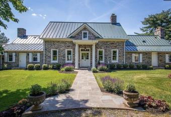 Heigh Torr Estate in Virginia's Wine Country has rooms with a private hot tub