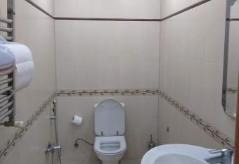 Kvartira vozle seadet saray   has rooms with a private hot tub