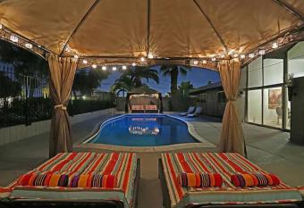 Royal Palace - Modern home w/ Pool near The Strip has Balcony rooms