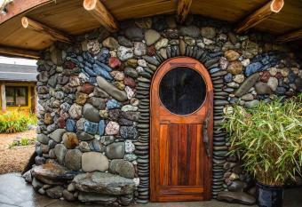 The Front Porch Hidden Oasis has Balcony rooms