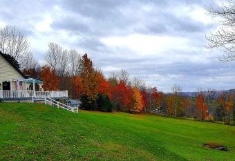 Catskill Retreat-PrivateHome w/hot tub, deck& view has rooms with a private hot tub