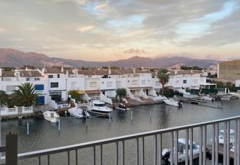 Apartamento con vistas al canal allows 18 year olds to book a room