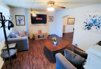 Massive 4 Bed House-Short Walk to Amazing View has Balcony rooms