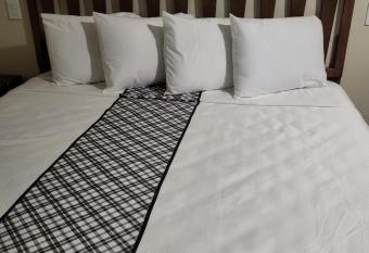 Budget Inn has Smoking rooms