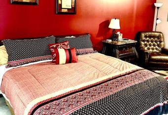 1 Kingsize Bedroom Studio Apt allows 18 year olds to book a room