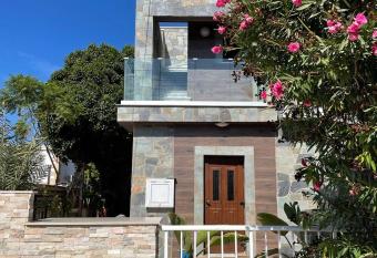 Mosaic villa by the sea has Balcony rooms