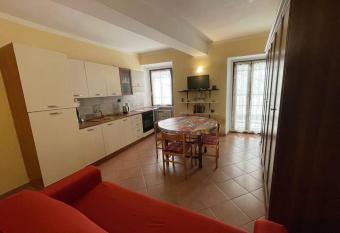 Appartamento a due passi dal Duomo allows 18 year olds to book a room