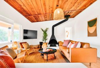 GanEden! Peaceful getaway Firepit, spa, yoga studio, fire pit, Joshua Tree has Balcony rooms