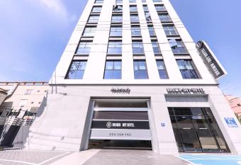 Brown Dot Hotel Yangsan Seochang allows 18 year olds to book a room