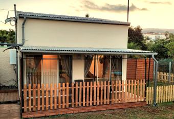 Tiny House Chaleureuse au Style Contemporain Minimaliste allows 18 year olds to book a room