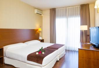 Oca Ipanema Hotel allows 18 year olds to book a room