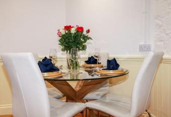 Carew Lodge & Loft has Balcony rooms