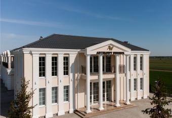 Adzikowy Dworek has Balcony rooms