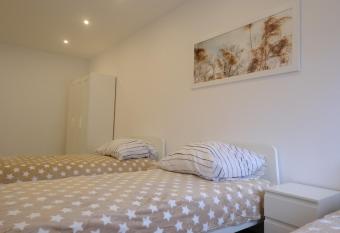 2 Zimmer Wohnung mit K  che und Bad allows 18 year olds to book a room