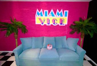 Capsule Miami Vice - Jacuzzi - Billard - Ecran cin  ma & Netflix - Ping-Pong - Nintendo & Jeux- has Balcony rooms