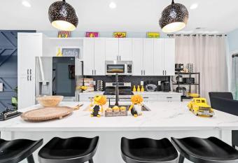 The Eccentric- King Bed- Disney + 5 Mins to Mall allows 18 year olds to book a room