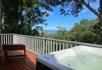 Bungalow priv   vue sur mer has rooms with a private hot tub