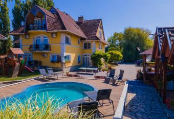 Jade Panzio has Balcony rooms