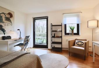 Schickes Apartment in D  sseldorf mit Terrasse allows 18 year olds to book a room