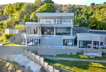 Alma de Mar has rooms with a private hot tub