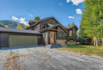 Your family mountain retreat! has Balcony rooms