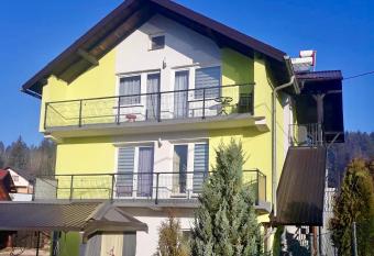 Apartment Studenac allows 18 year olds to book a room